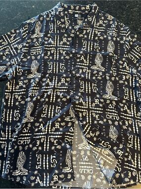 Black & Cream Graphic Print Casual Button-Down Shirt